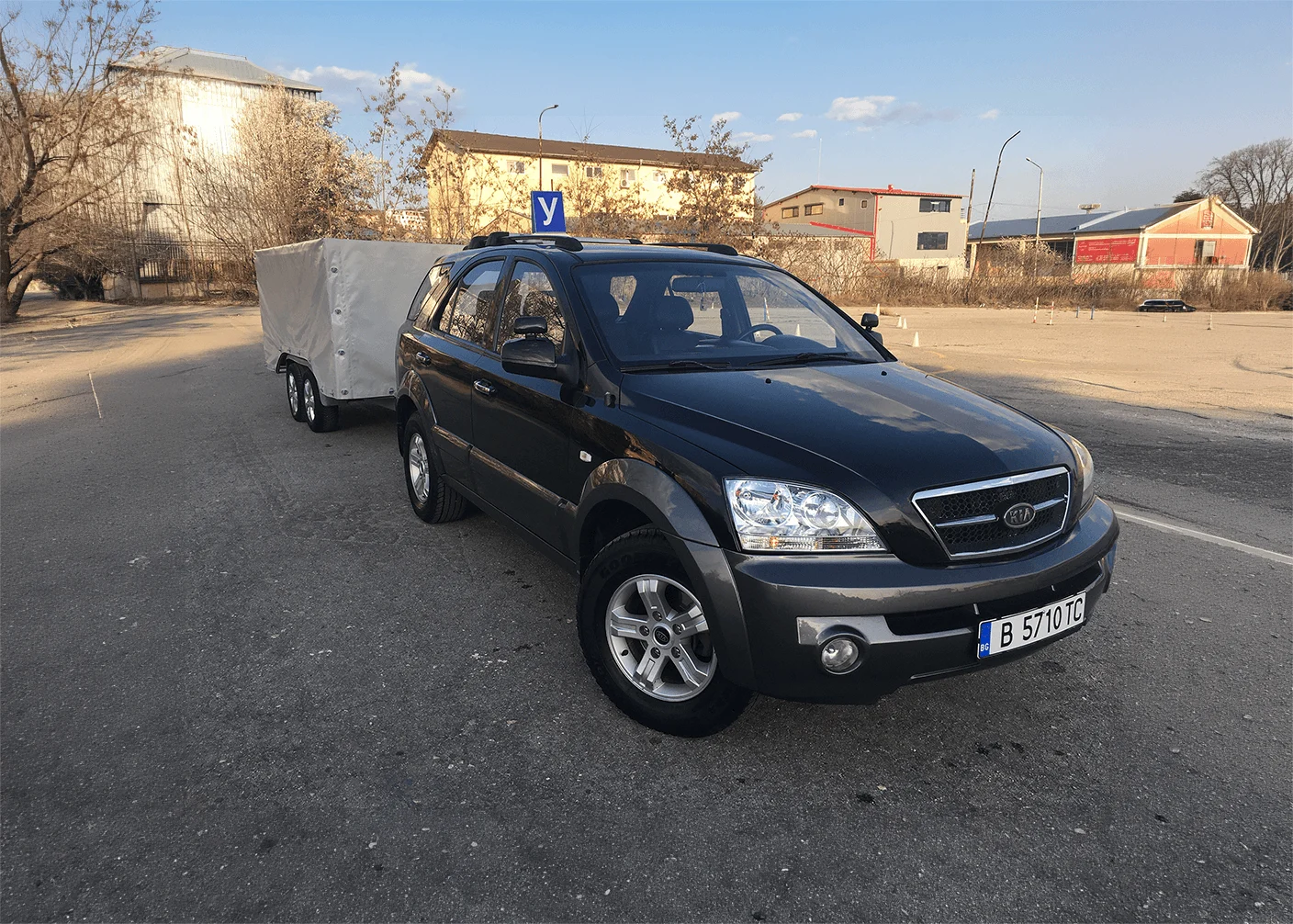 Учебен автомобил с ремарке и табела „У“ на Автоклас Варна за категория B+E
